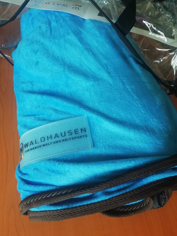Modrá s hnědým lemováním