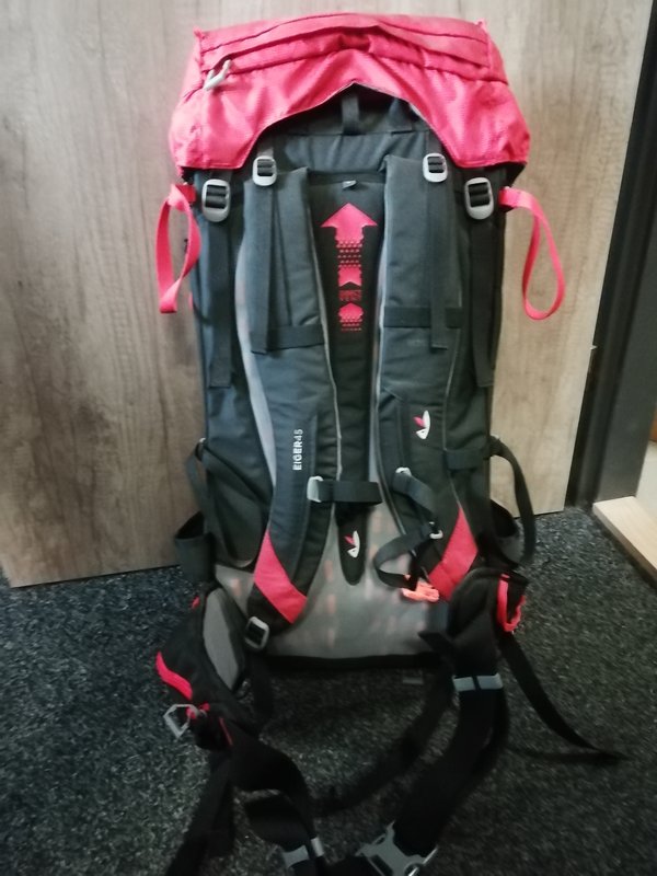 Batoh Eiger 45 l Backpack Zajo erveno erny AHCentrum.cz